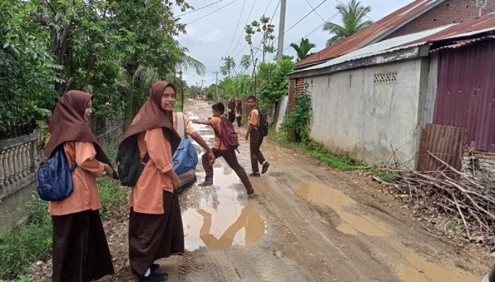 Kerusakan Jalur Akses Sentra Pendididikan Lhoksukon Mengancam Siswa