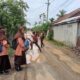 Sejumlah siswa melintasi Jalan Gampong Ranto - Pulo Dolang, Lhoksukon, Aceh Utara yang mengalami rusak parah. Jalan akses ke sentra pendidikan di Ibu Kota Kabupatan Aceh Utara tersebut sering terjadi kecelakaan. (Waspada/Zainal Abidin)