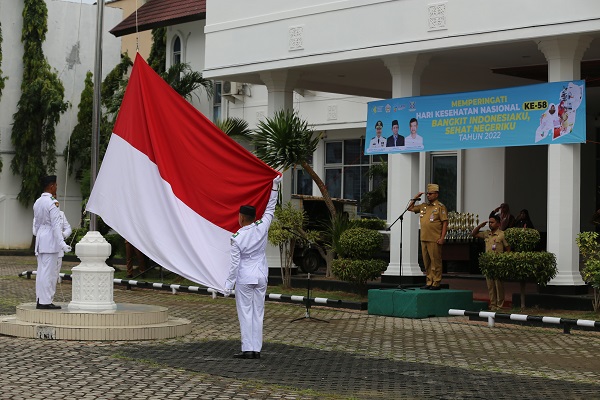 Pj Wali Kota Lhokseumawe Dr. Drs. Imran, M.Si, MA.Cd pimpin upacara Hari Kesehatan Nasional ke-58 berlangsung di halaman kantor wali kota,. Senin (14/11). Waspada/Zainuddin. Abdullah