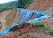 Ruas jalan Panyabungan-Natal, Kab. Madina, sangat rawan longsor, lebih-lebih saat musim penghujan. Waspada.id/Irham Hagabean Nasution