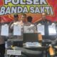 Kapolsek Banda Sakti Iptu Faisal, SH beserta anggota menunjukkan sejumlah barang bukti surat retribusi sampah palsu yang digunakan tersangka kasus penipuan RS, 40 melakukan pengutipan liar pada pemilik tempat usaha di Kec. Muara Dua dan Banda Sakti, Selasa (15/11). Waspada/Zainuddin Abdullah