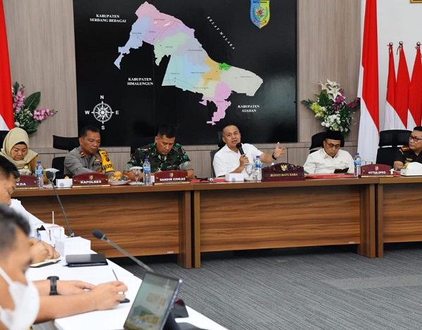 BUPATI Batubara, Ir.H.Zahir, M.AP pada rapat bersama Forkopimda, di Aula Rumah Dinas Bupati, Komplek Tanjunggading, Kecamatan Seisuka. Waspada/Iwan Has