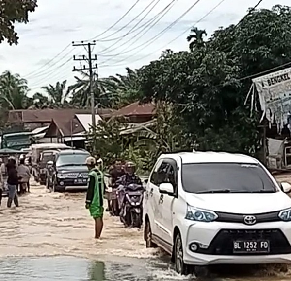 Kawasan kampung Kota Lintang, Kecamatan Kota Kualasimpang, Kabupaten Aceh Tamiang terendam banjir, Selasa (1/11) pagi. Waspada.id/ Muhammad Hanafiah