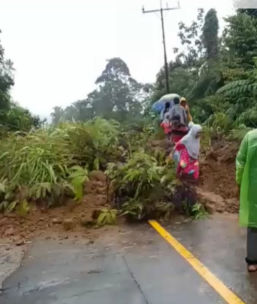 2 Jalur Penghubung Sidempuan-Medan Longsor 2 Jalur Penghubung Sidempuan-Medan Longsor