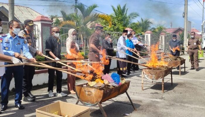 Kejari Langsa Musnahkan<br>123 Barang Bukti Kasus Kejahatan