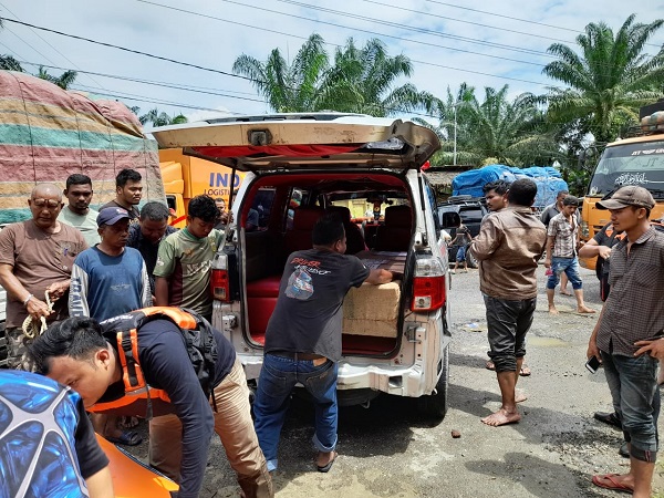 Tim SAR Berhasil Evakuasi<br>Jenazah Terjebak Banjir Di Jalinsum Seumadam Tim SAR Berhasil Evakuasi<br>Jenazah Terjebak Banjir Di Jalinsum Seumadam