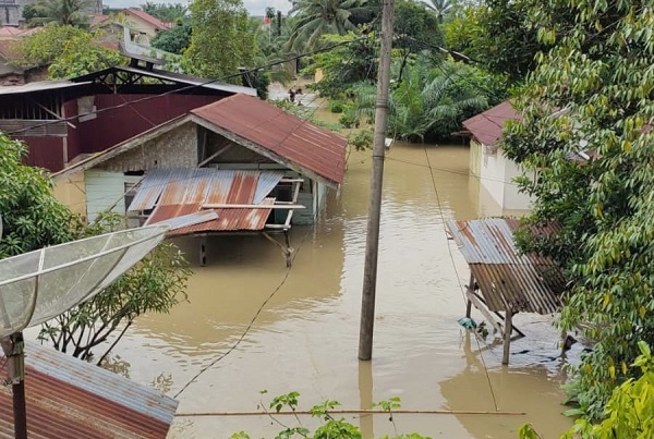 Terlihat banjir menggenangi rumah warga di Jalan Tanjung Sari I-II Aekkanopan, Kecamatan Kualuhhulu, Kabupaten Labura. Waspada.id/Rifiq Syahri