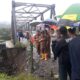 Pj Bupati Syakir dan Sekda, Mhd Ridwan beserta rombongan tinjau jembatan rangka baja di Desa Mamas yang amblas digerus banjir. Waspada/Seh Muhammad Amin