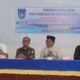 Kepala BPMG Al Azmi yang memegang mig didampingi Kasi Pidum Edwardo, Ketua MAA Drs H Mursyidin Budiman, dan Ketua MPU Tgk H Shalahuddin saat membuka rapat kerja adat di aula BPMG, Rabu (2/11) (Waspada.id/Ibnu Sa'dan)