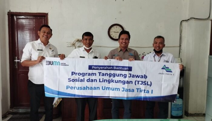 Jaga Ketahanan Pangan, Jasa Tirta I Sumbang Traktor Ke Pemkab Toba
