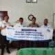 Perwakilan Perum Jasa Tirta I saat menyerahkan simbolis bantuan traktor kepada Pemkab Toba. Waspada/Ist