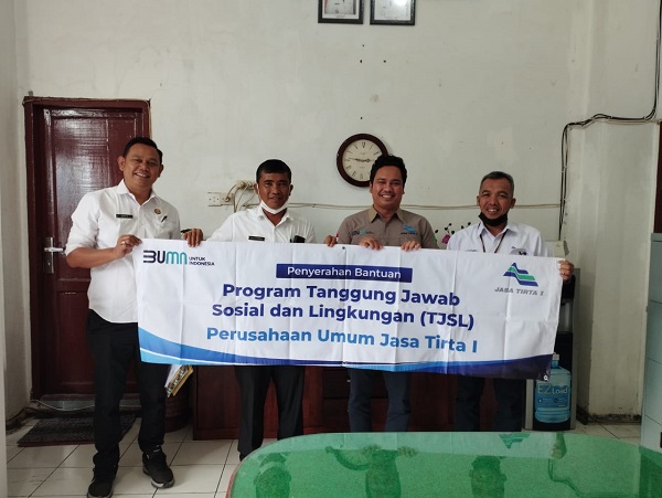 Perwakilan Perum Jasa Tirta I saat menyerahkan simbolis bantuan traktor kepada Pemkab Toba. Waspada/Ist