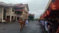 SALAH seorang Kepala Kampong yang akan dilantik memasuki lokasi acara saat acara sudah dimulai. Waspada/Khairul Boangmanalu
