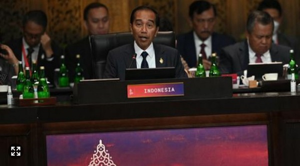 Presiden Joko Widodo membuka Konferensi Tingkat Tinggi (KTT) G20 di Bali dengan pesan agar negara anggota mengemban tanggung jawab, terutama supaya dunia tak lagi terjerumus ke perang dingin. Antara