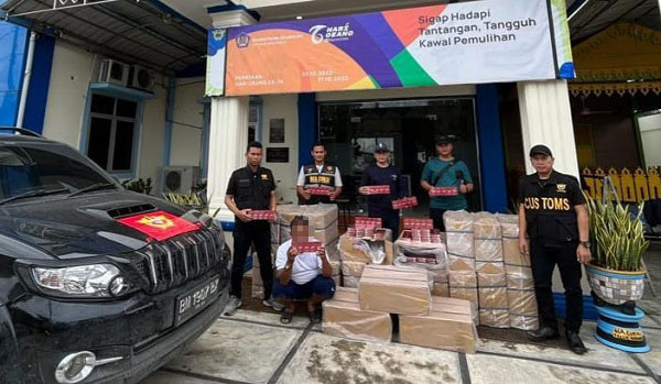 Petugas P2 BC Teluknibung mengamankan mobil fortuner yang berisi rokok ilegal sekaligus menahan tersangka RES. Waspada/Ist