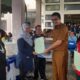 Pj Bupati Marthunis didampingi Plh Kadis Kesehatan Edi Widodo Sekretaris Hariono saat menyerahkan alat USG untuk 6 Puskesmas di Aceh Singkil. WASPADA/ist.