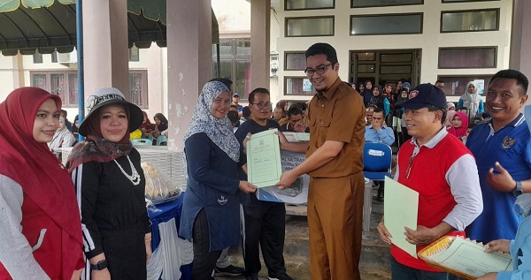 Pj Bupati Marthunis didampingi Plh Kadis Kesehatan Edi Widodo Sekretaris Hariono saat menyerahkan alat USG untuk 6 Puskesmas di Aceh Singkil. WASPADA/ist.