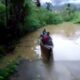 Tampak warga saat menaiki perahu dimana Desa Melidi dan sejumlah gampong lainnya di Kecamatan Simpang Jernih, daerah pedalaman Aceh Timur, wilayah pantai timur Provinsi Aceh, dilaporkan terkurung atau terisolir dampak dari banjir besar, Rabu (2/11). Waspada.id/Ist