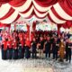 Pj Wali Kota Banda Aceh, Bakri Siddiq, dan istri berfoto bersama kepala SKPK, kepala Puskesmas, dan tenaga kesehatan se-Kota Banda Aceh usai pembukaan puncak acara peringatan HKN ke-58 Tingkat Banda Aceh. (Waspada/Zafrullah)