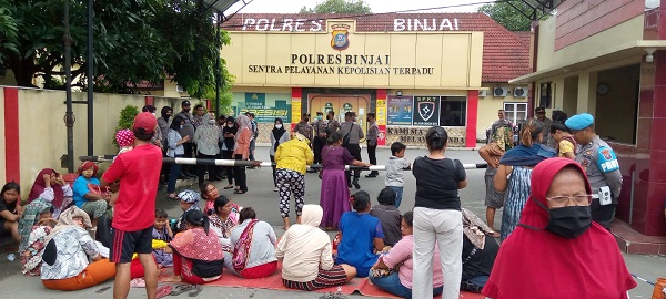 Ratusan warga dari tiga kelurahan datangi Polres Binjai. Waspada/Nazelian Tanjung
