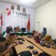 Asisten I, Suriyatno AP, MSP, saat pemaparan sosialisasi pengawasan tahun 2024 terhadap netralitas ASN, TNI, Polri bersama multi stakeholder Kota Langsa, di Sekretariat Jalan Aceh Kongsi No. 4, Gampong Paya Bujok Blang Paseh, Kecamatan Langsa Kota, Selasa (15/11). Waspada/Rapian