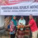 BANTUAN MODAL USAHA: Perwakilan Kemensos RI, Minarningsih (kiri) didampingi Keuchik Gampong Seuneubok Simpang, Zulkifli (kanan) menyerahkan bantuan modal usaha berupa ayam ke salah satu KPM di Gampong Seuneunok Simpang, Darul Aman, Aceh Timur, Sabtu (12/11). Waspada/M Ishak