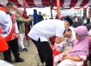 Bupati Zahir Bersama Bappelitbangda Berbagi Ratusan Paket Sembako