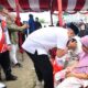 BUPATI Batubara Ir. H. Zahir, M.AP., bersama Ketua TP - PKK, Ny. Hj. Maya Indriasari Zahir dan Kepala Bappelitbangda, H. Abdu Zahrul bagikan paket sembako kepada anak yatim dan kaum duafha. Waspada/Iwan Has