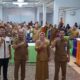 BUPATI Batubara Ir. H. Zahir, M.AP. diwakili Staf Ahli Ekonomi, Keuangan dan Pembangunan Setdakab Attaruddin, S.Pd., M.M., didampingi Kepala Dinas Kominfo, Edwin Aldrin Sitorus, S.Sos., S.E., M.Si saat membuka Bimtek PPID. Waspada/Iwan Has