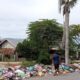 Petugas kebersihan berjibaku mengangkut sampah, walaupun dalam jumlah personel terbatas. Waspada.id/dok