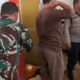 Personel kepolisian dan petugas kesehatan sedang melakukan evakuasi jenazah Prengki Op Sungguh, 35 dari dalam toilet SPBU, Selasa (15/11) Waspada/Ist