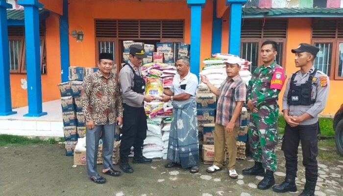 Kapolsek Sultan Daulat Serahkan Bantuan Pasca Banjir