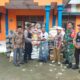 KAPOLSEK Sultan Daulat Iptu Irfan Krisdiyanto menyerahkan bantuan. Waspada/Ist