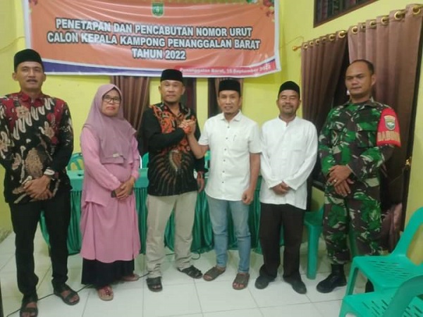 DEDI (kiri) dan Iyut (kanan), dua orang Pengurus DPD Himpak Subulussalam, dilantik Selasa kemarin menjadi Kepala Kampong. Waspada/Ist.