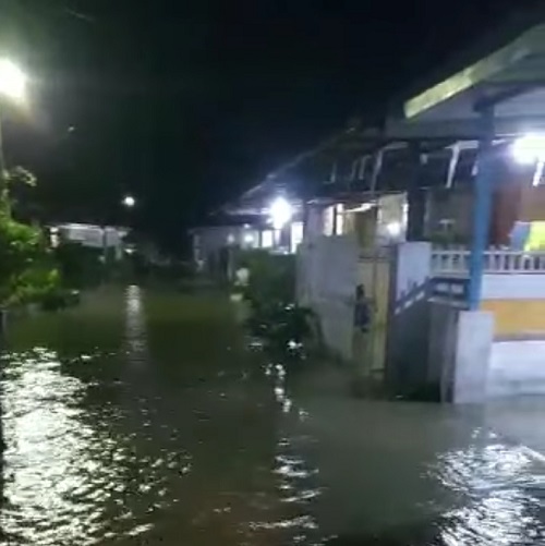 Luapan air dari sungai Aek Nauli membanjiri komplek perumahan Griya Asri Ledong Barat pada Senin malam, (14/11) Waspada/Ist