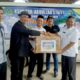 Asisten III Setdakab Pidie Drs Sayuti, MM didampingi Wadir RSUD Tgk Abdullah Syafii Irwansyah (tengah) menyerahkan bantuan dari Pemkab Pidie untuk korban banjir yang diterima Kadis Sosial Aceh Tamiang Zulfiqar, SP, Rabu (16/11) siang. Waspada/IST