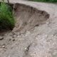 JEMBATAN Lae Bahbah desa Laeluhung terancam ambruk,disebabkan badan jalan dipangkal jembatan longsor kejurang.Waspada/ist.