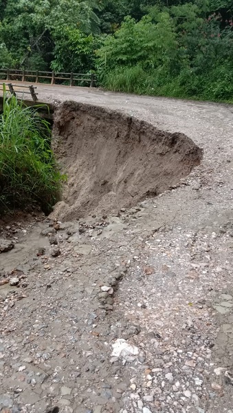 JEMBATAN Lae Bahbah desa Laeluhung terancam ambruk,disebabkan badan jalan dipangkal jembatan longsor kejurang.Waspada/ist.
