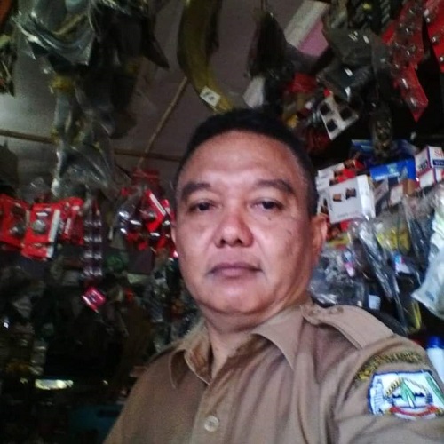 Kepala Seksi Pasar pada Dinas Perdagangan Perindustrian dan Tenaga Kerja, Rabu (16/11), Abdul Hakim Subroto terkesan menghindar. Waspada/Ist