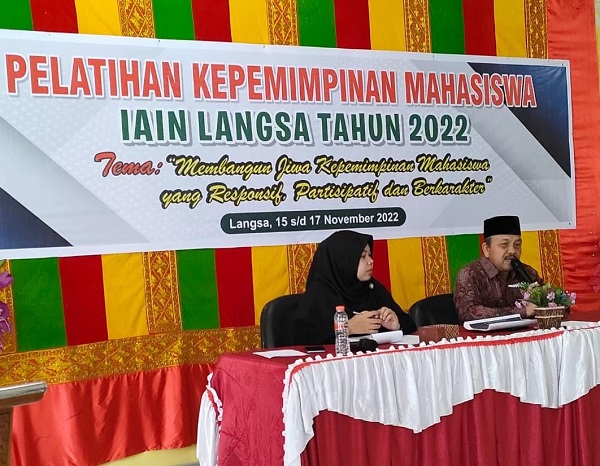 Mantan Wakil Wali Kota Langsa Dr H Marzuki Hamid, MM saat memberikan motivasi peserta pelatihan kepemimpinan mahasiswa IAIN Langsa tahun 2022 di Aula Barat Biro AUAK kampus setempat, Rabu (16/11). Waspada/dede
