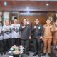 Ketua DPD PGRI Kota Padang Sidempuan Jamali, S.Pd (4 kiri) bersama Sekretaris Batras, M.Pd (2 kiri) dan Bendahara Latifah Hannum, S.Pd (kiri) foto bersama dengan Wali Kota Irsan Efendi Nasution, SH, MM, Selasa (15/11). Waspada/ist