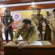 Penjabat Wali Kota Lhokseumawe, Dr Drs Imran ,MSi, MA .Cd menandatangani komitmen bersama ketika membuka kegiatan rembuk stunting tingkat kota Lhokseumawe yang berlangsung di Aula Setdako lantai tiga Kantor Wali Kota Lhokseumawe, Rabu (2/11). Waspada.id/Zainuddin Abdullah