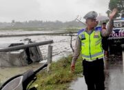 Mini Bus Hiace Tergelincir, Tabrak Tiang Listrik Lalu Terguling Ke Sawah