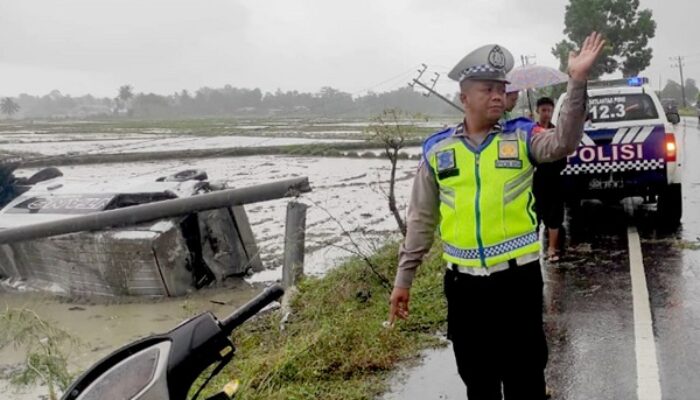 Mini Bus Hiace Tergelincir, Tabrak Tiang Listrik Lalu Terguling Ke Sawah
