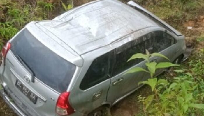 Mobil Tujuan Sinabang Terperosok Ke Parit