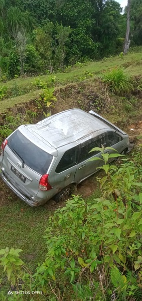 Mobil yang mengalami laka tunggal di kaki Gunung Anao, Rabu (16/11) siang. Waspada/Ist