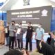 Menteri ATR/BPN Marsekal TNI (Purn) Dr. (HC) Hadi Tjahjanto, S.I.P menyerahkan sertifikat plasma kepada warga pemilik kebun sawit di Desa Uram Jalan, Kec. Gereudong Pase Kab. Aceh Utara, Rabu (16/11). Waspada/Ist