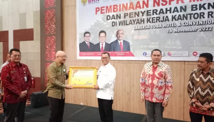 Bupati Toba Terima Penghargaan BKN Award 2022