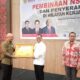 Bupati Toba, Poltak Sitorus menerima penghargaan BKN Award dari Kepala BKN Dr. Ir. Bima Haria Wibisana, M.Sis di Labersa Hotel Ballroom Balige, Rabu (16/11). Waspada/Ramsiana Gultom