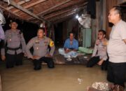Kapolres Batubara Tinjau Dan Bantu Korban Banjir Simpanggambus